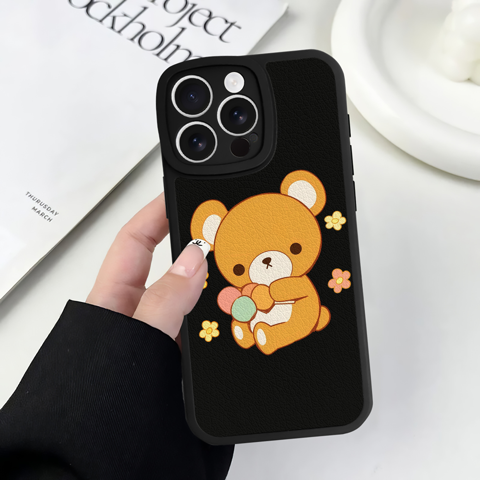 （画像用） リラックマ リラックマ キイロイトリ Rilakkuma Korilakkuma Kiiroitori 【iPhone 16シリーズ対応】シリコンスマホケース（レザー調） 材質：シリコン